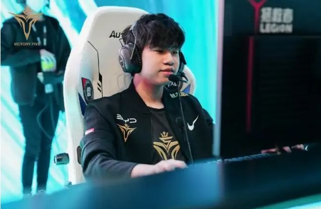 衡的视角审 衡的视角审